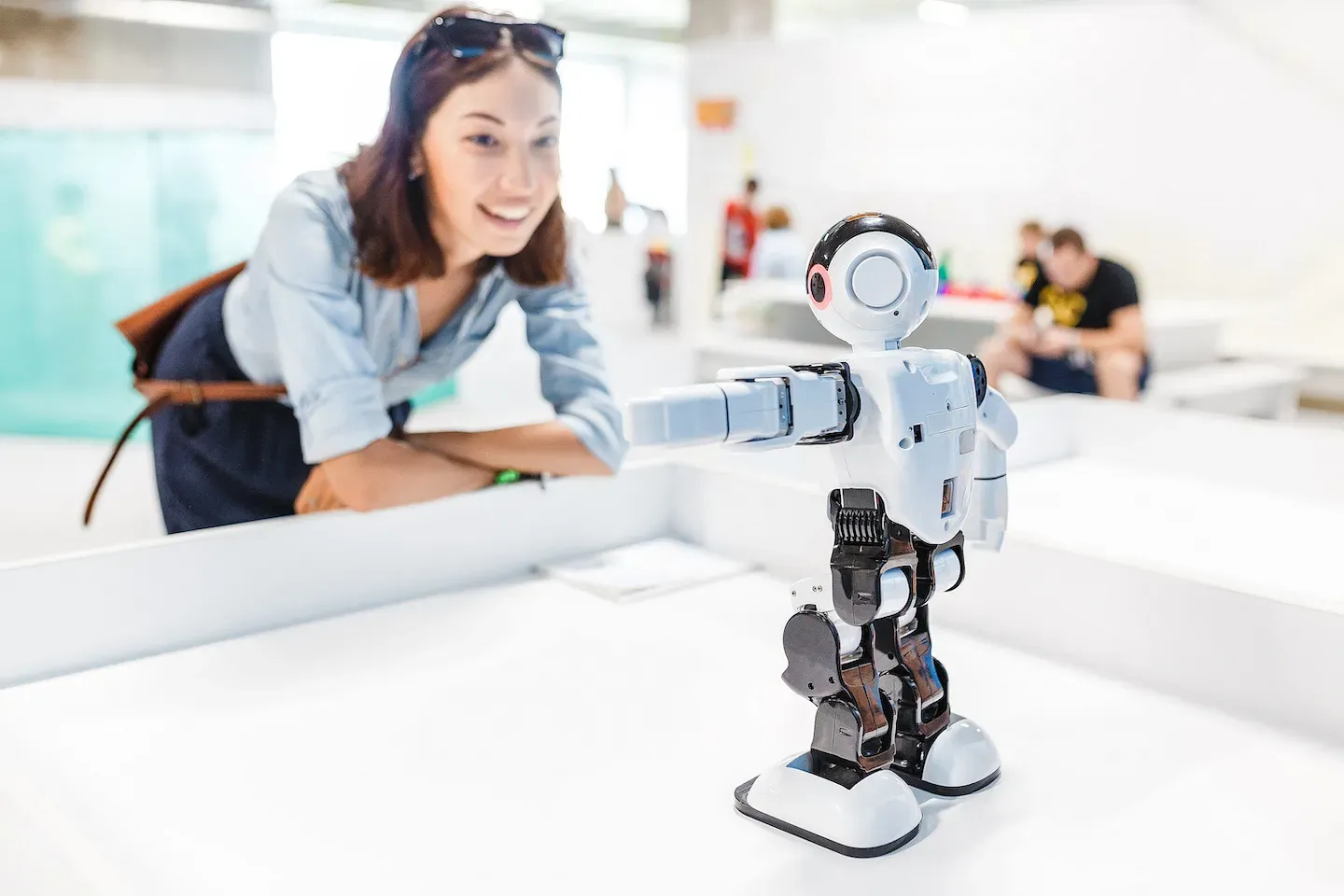 Mujer mirando con asombro a un robot