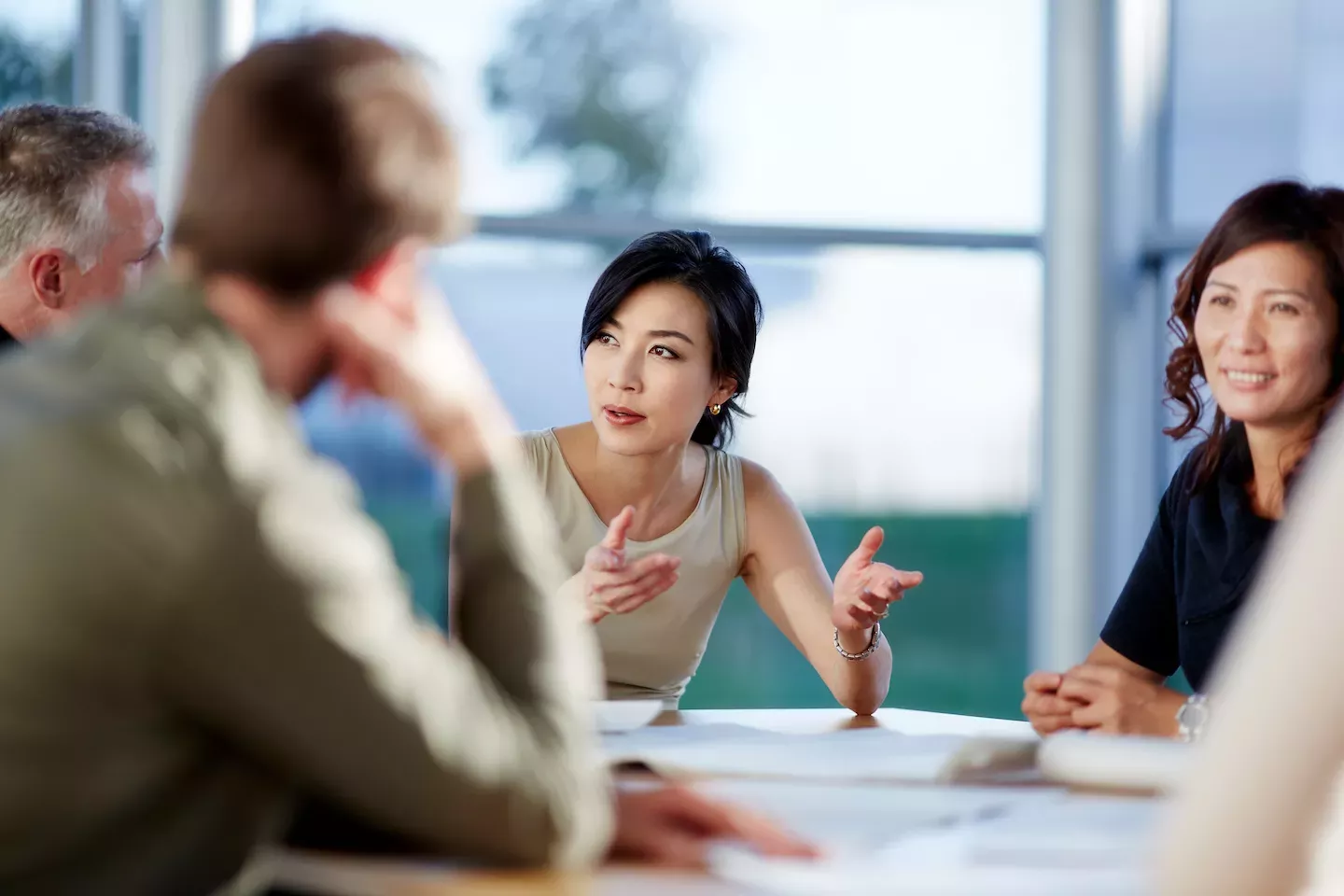 Mujer de negocios presentando a un equipo