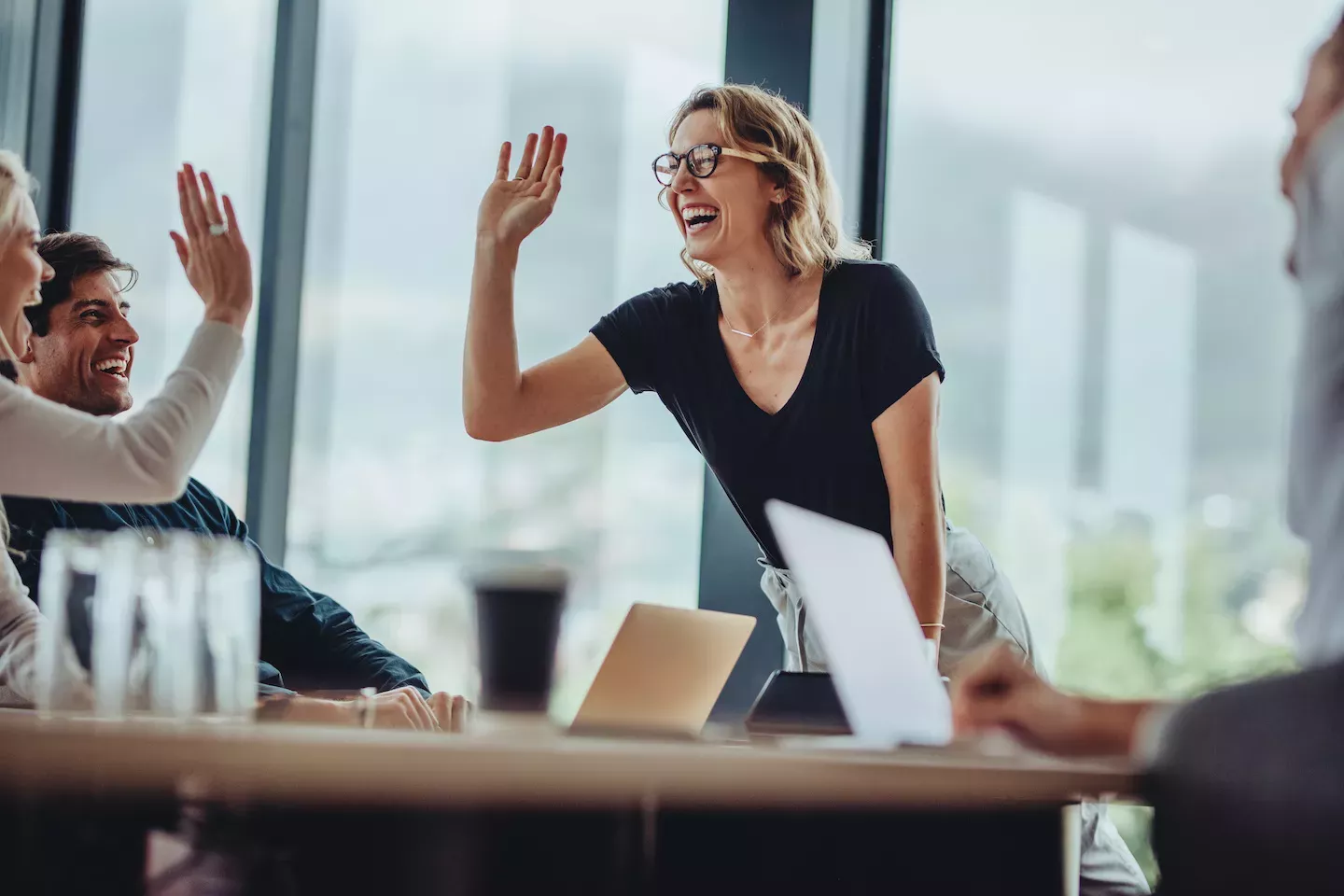 Científico de datos chocando los cinco con el equipo