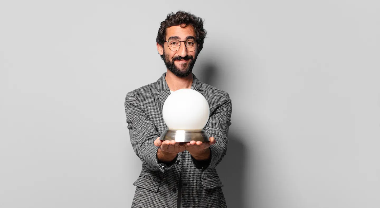 Hombre de negocios sosteniendo una bola de cristal