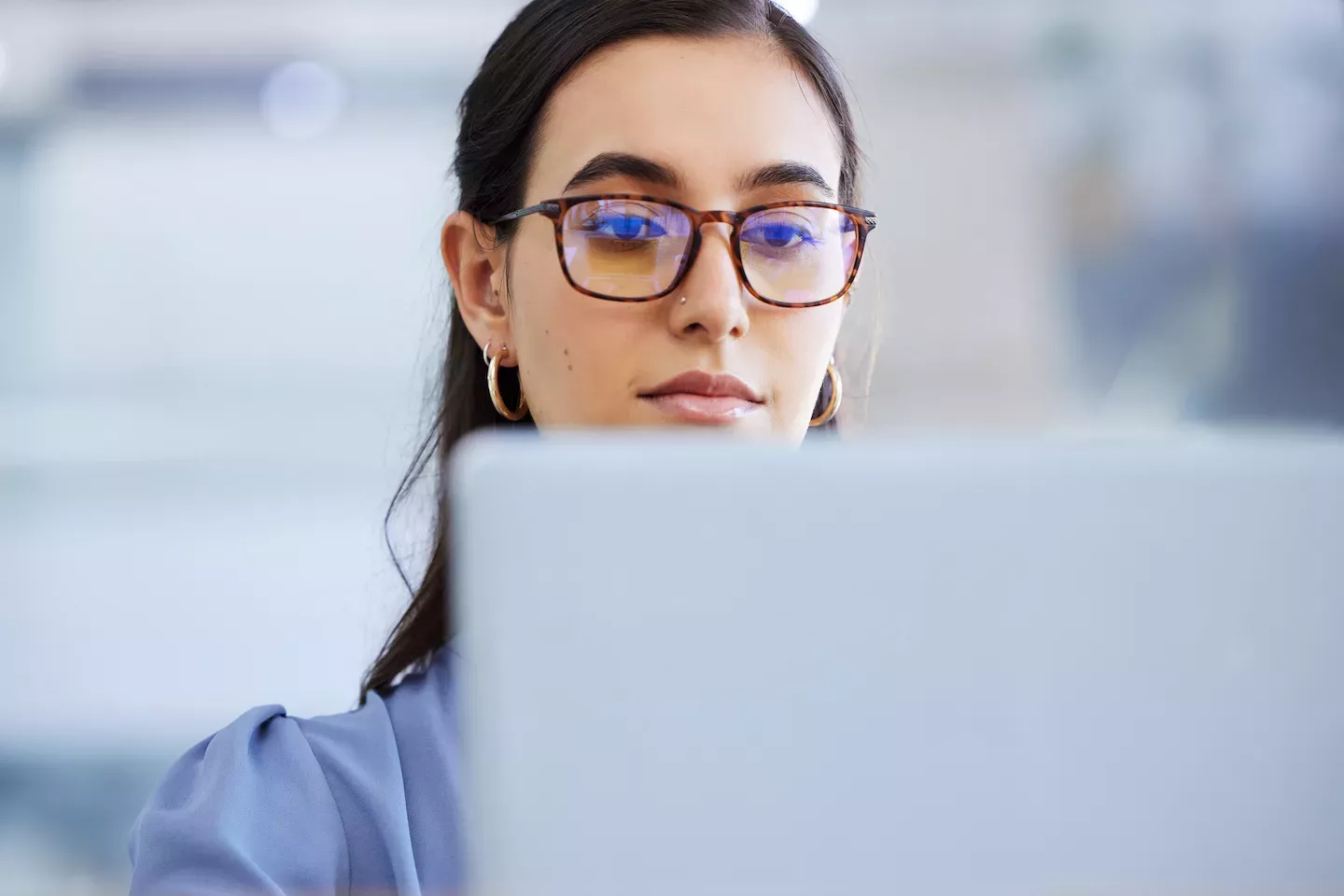 Mujer mirando una laptop