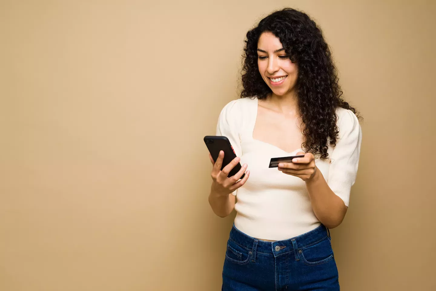 Mujer pagando una factura en su teléfono Mujer pagando una factura en su teléfono