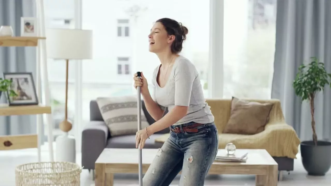 Mujer bailando en la sala de estar Mujer bailando en la sala de estar