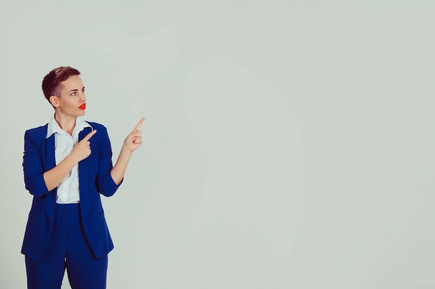 persona de negocios señalando hacia arriba con emoción
