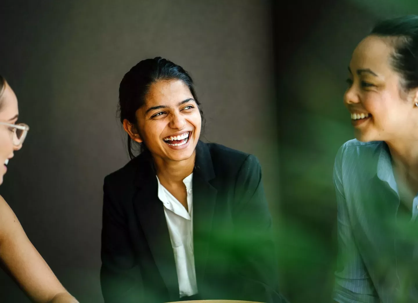 Tres personas hablando y riendo