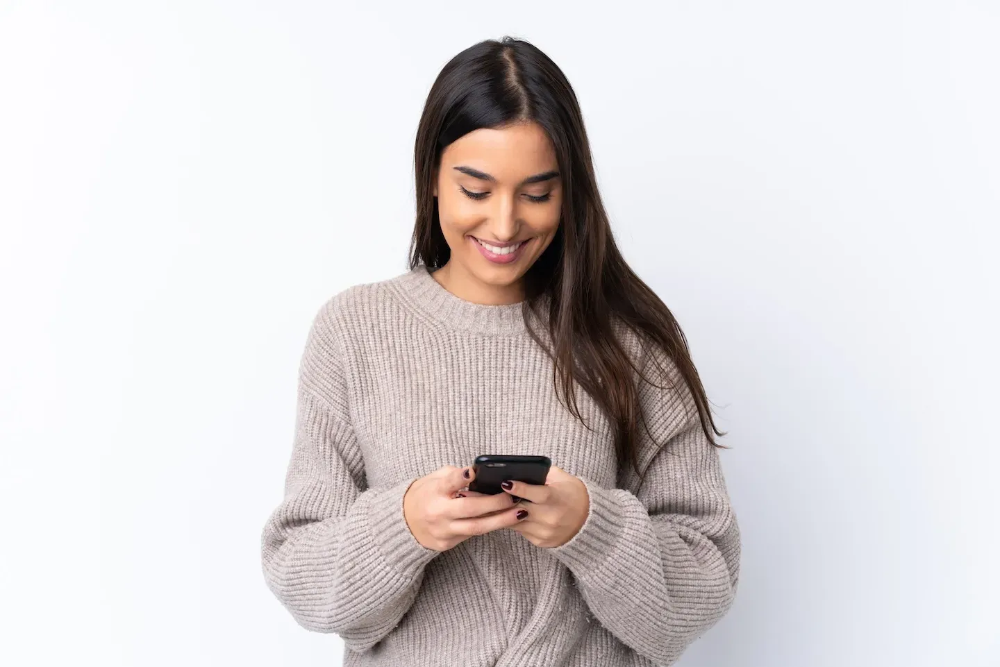 Mujer mirando un teléfono Mujer mirando un teléfono