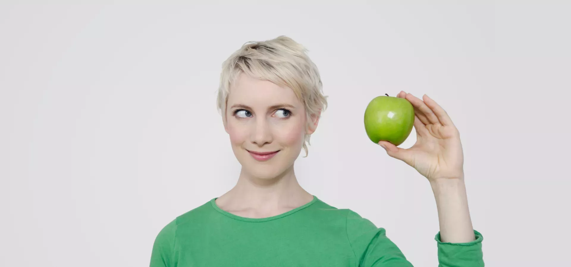 Mujer sosteniendo una manzana Mujer sosteniendo una manzana