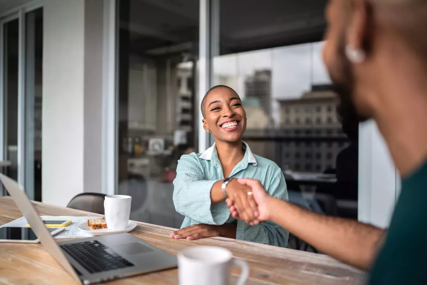 Mujer estrechando la mano de un cliente