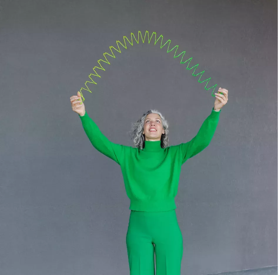 Mujer jugando con un slinky