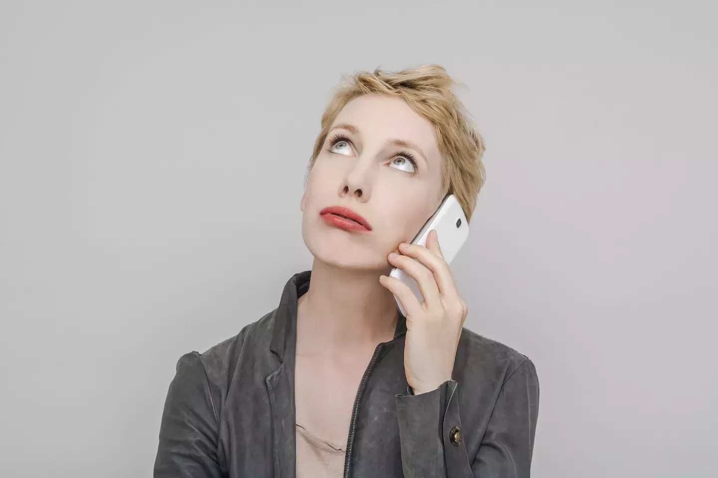Mujer impaciente al teléfono