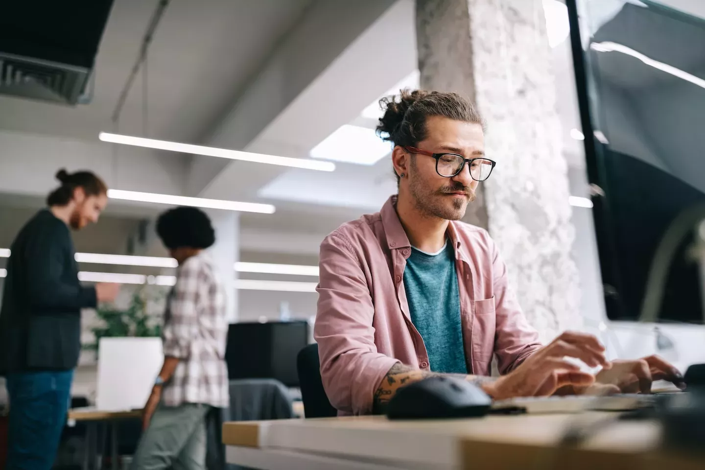 Hombre trabajando en un escritorio