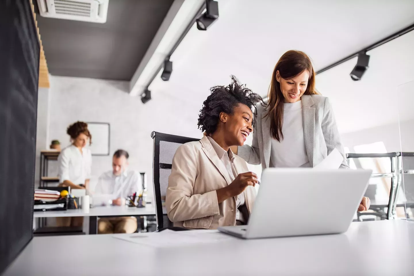 Dos personas mirando una computadora portátil