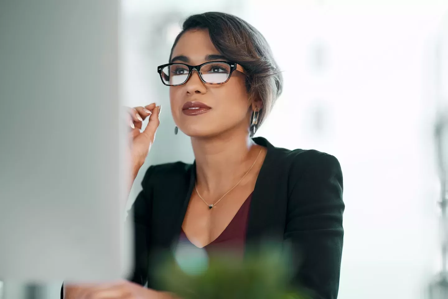 Mujer mirando un escritorio