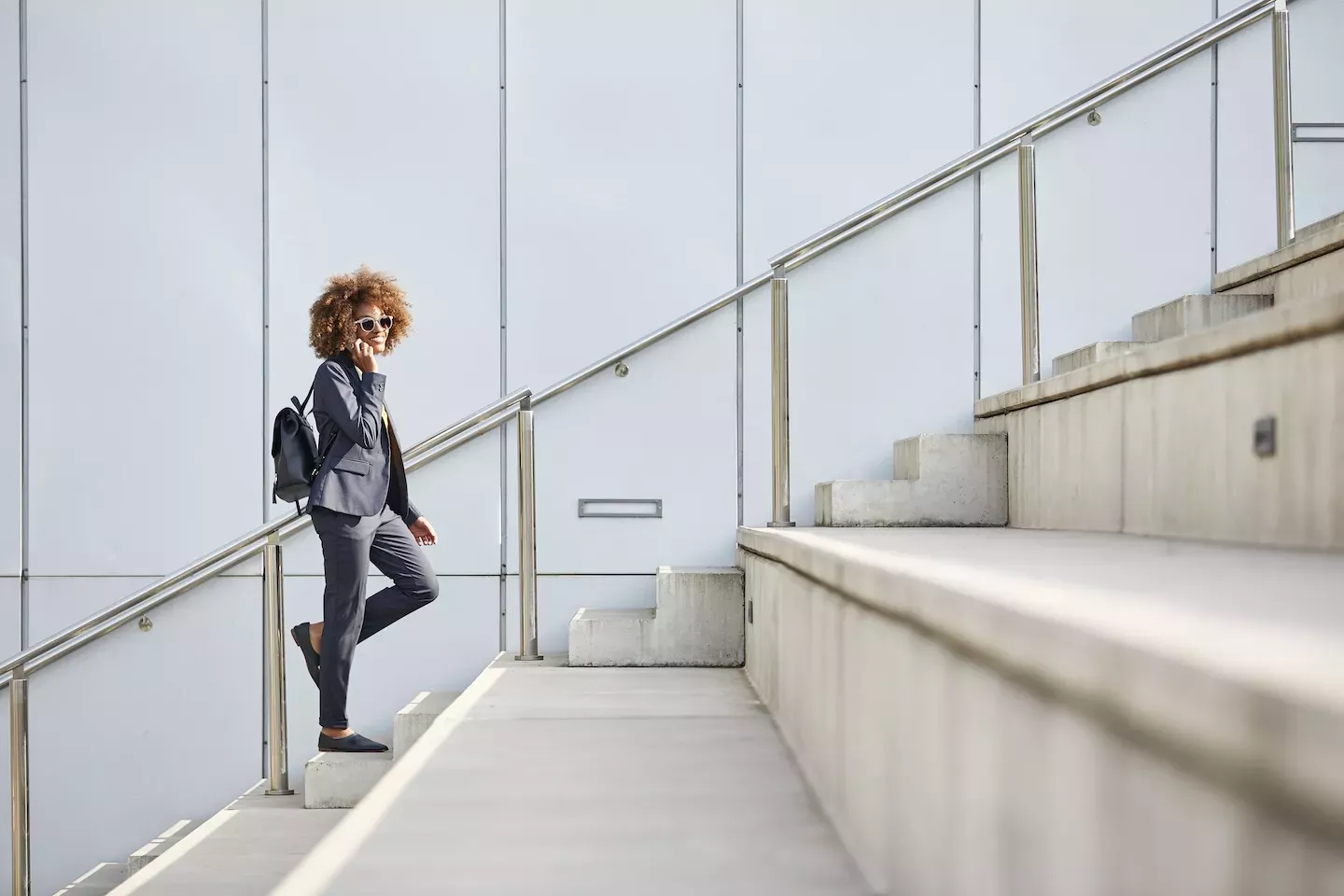 Persona subiendo las escaleras