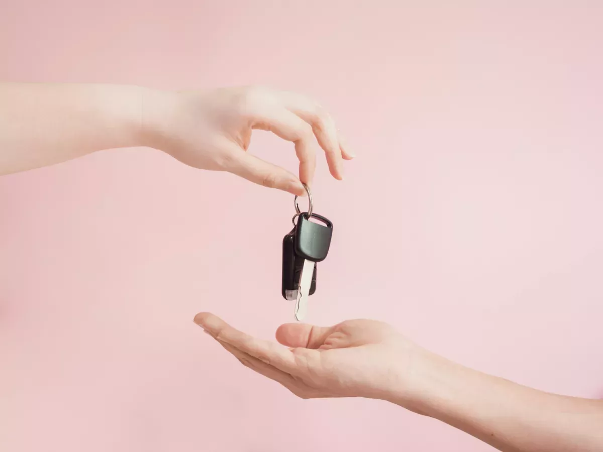 AdobeStock_172409160.jpeg Hands holding keys