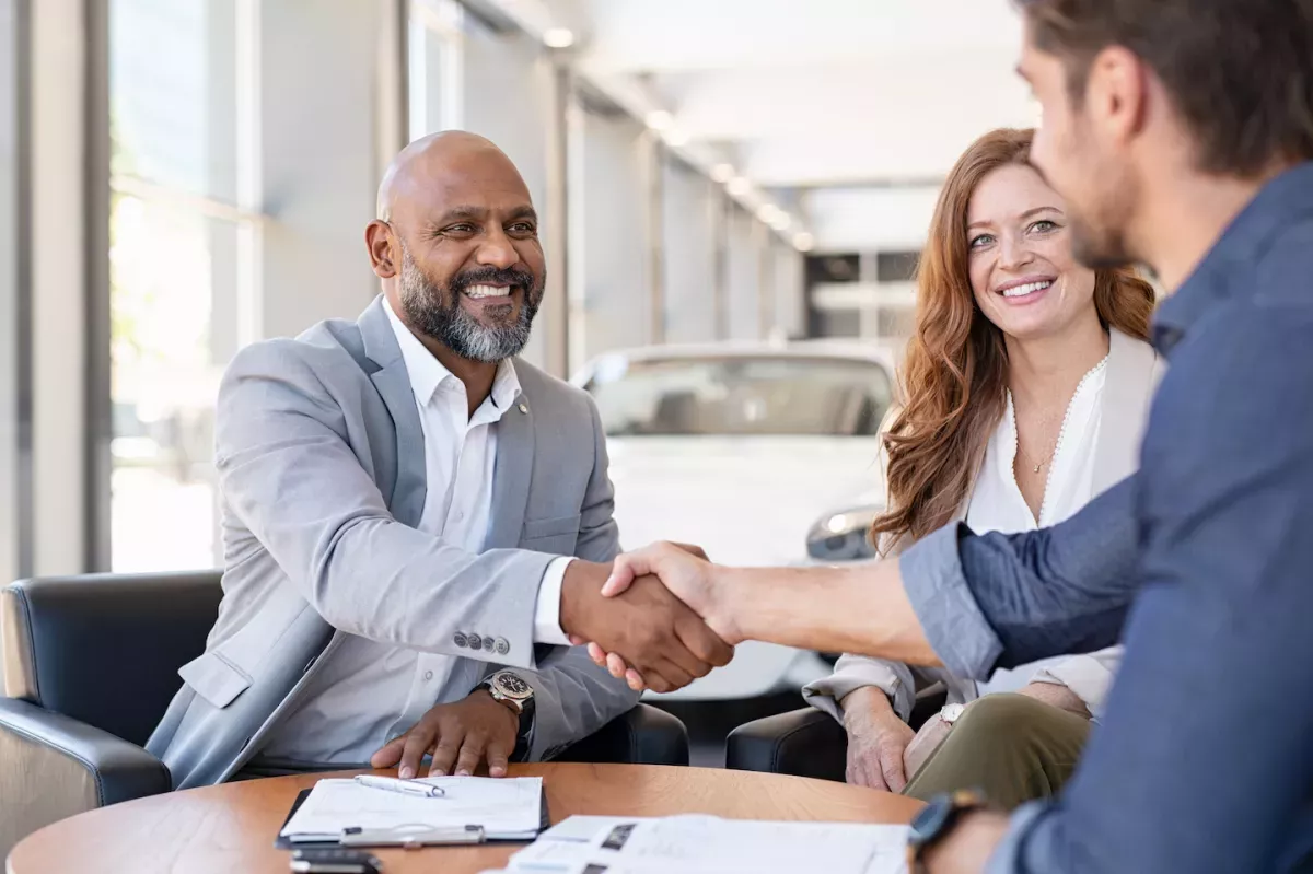 AdobeStock_267536174.jpeg People negotiating a car loan