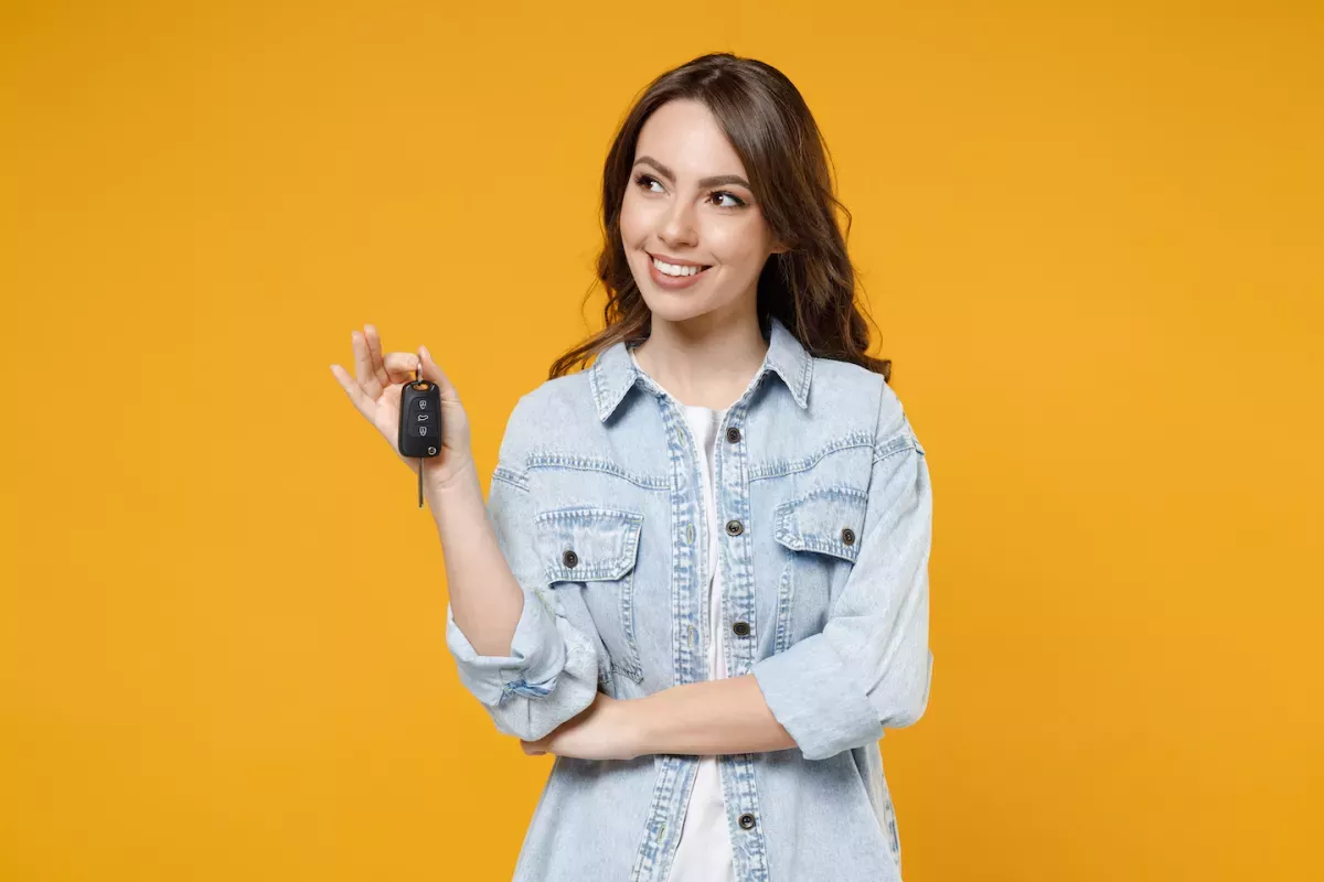 AdobeStock_417943118.jpeg Woman holding car keys