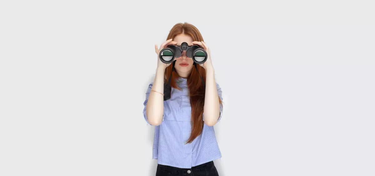 Binoculars.png Woman with binoculars