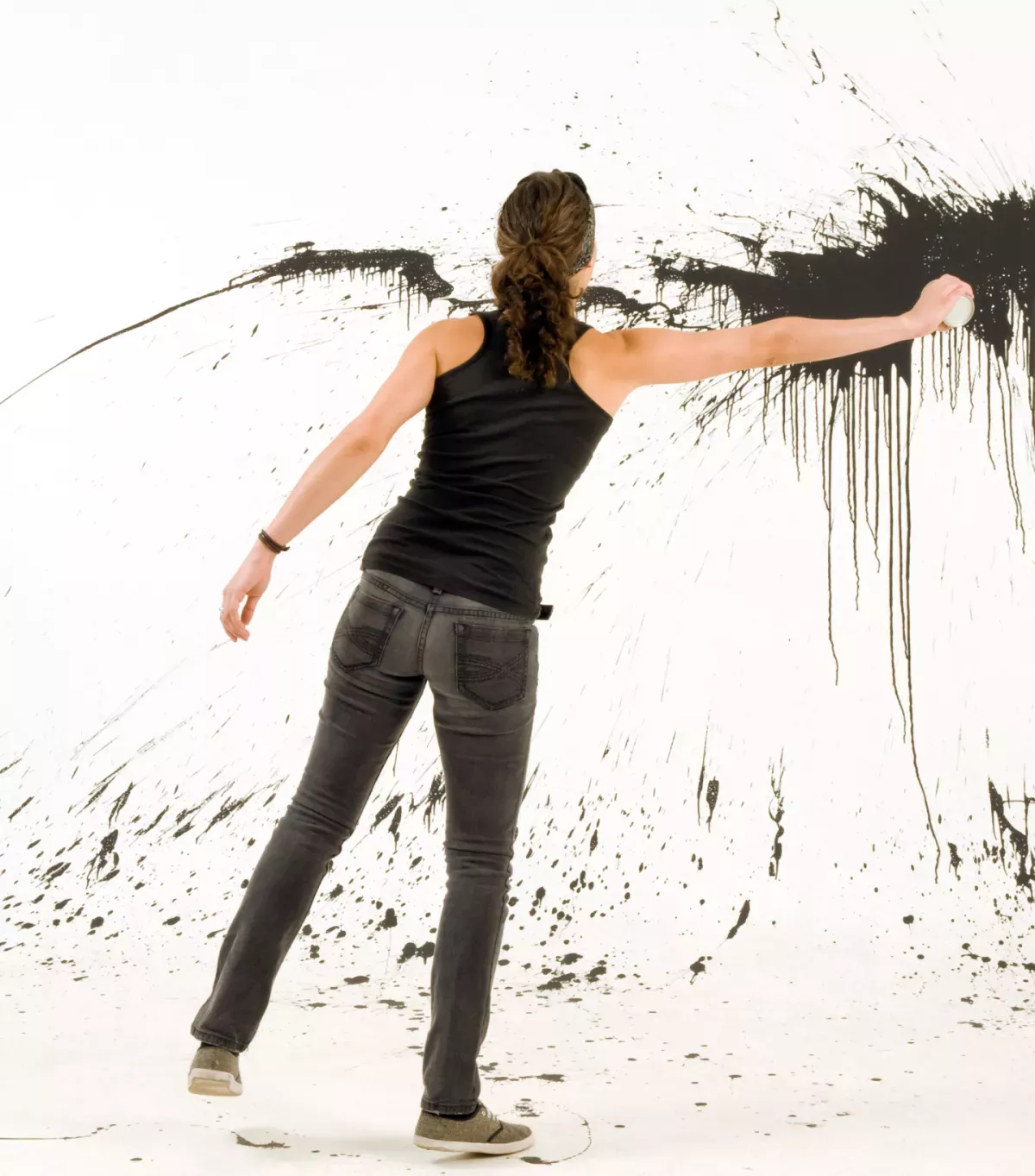 Dataflow.png Woman splashing paint on a wall