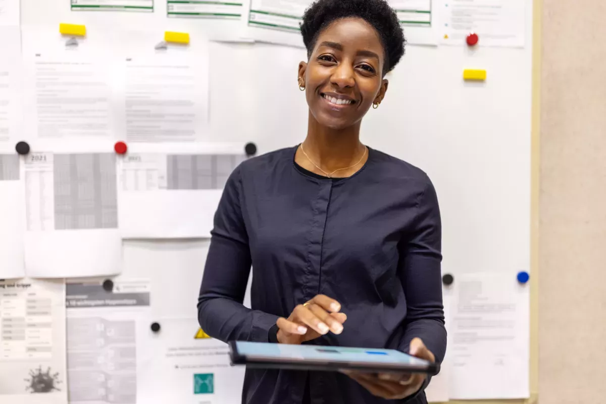 GettyImages-1349030687.jpg Business woman holding a tablet