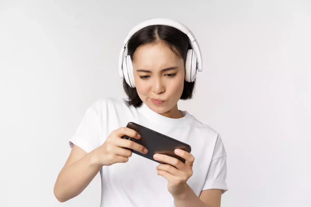 GettyImages-1373236356.jpg Girl playing on phone