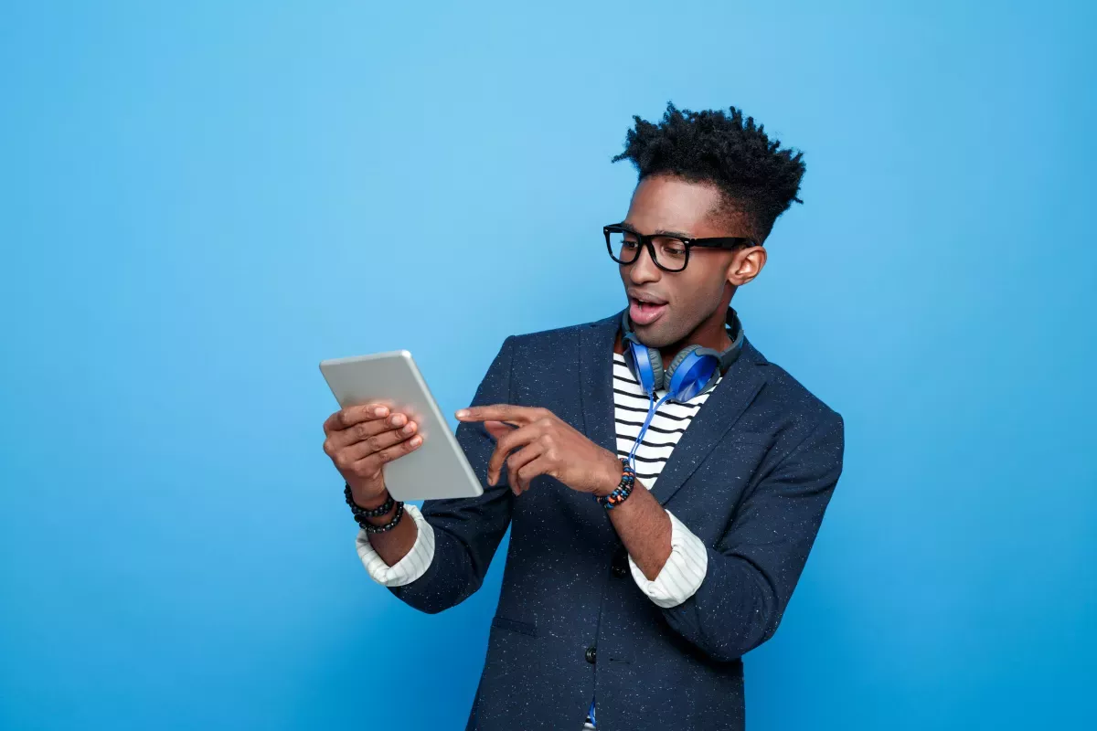 GettyImages-541833352.jpg Man using tablet