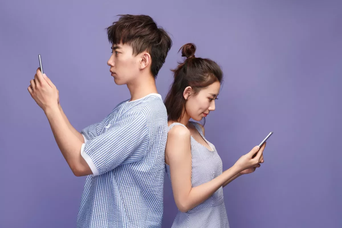 GettyImages-916506698.jpg Two people texting