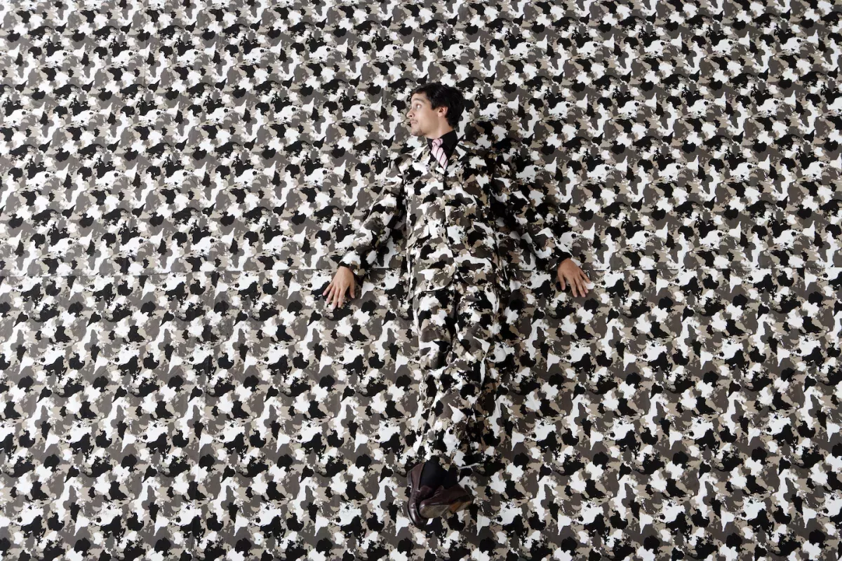 GettyImages-sb10067426k-001.jpg Man blending into the background