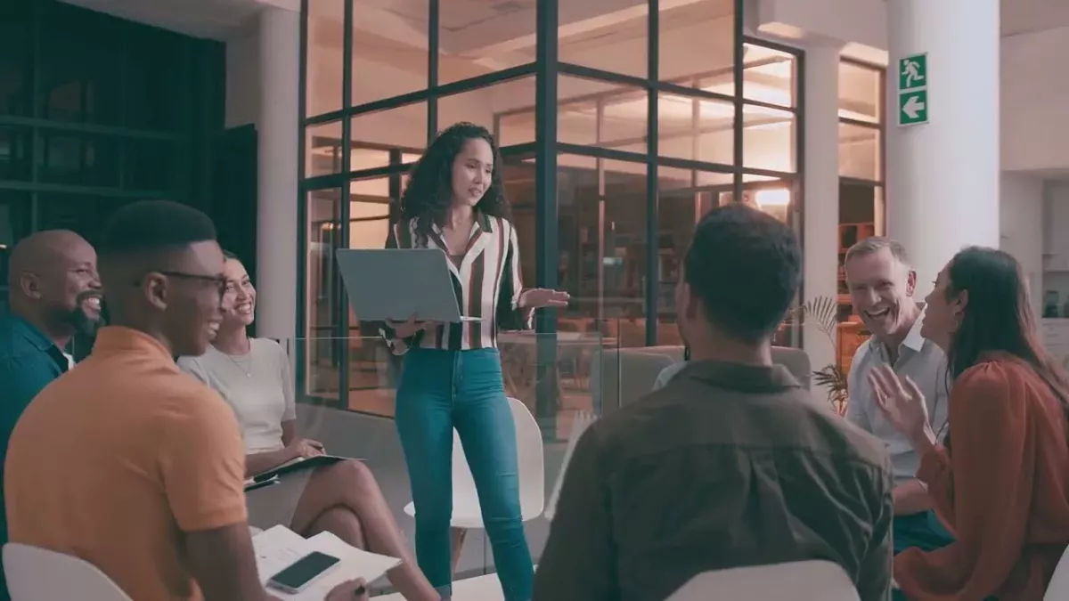 thumbnail14.jpg woman speaking to coworkers