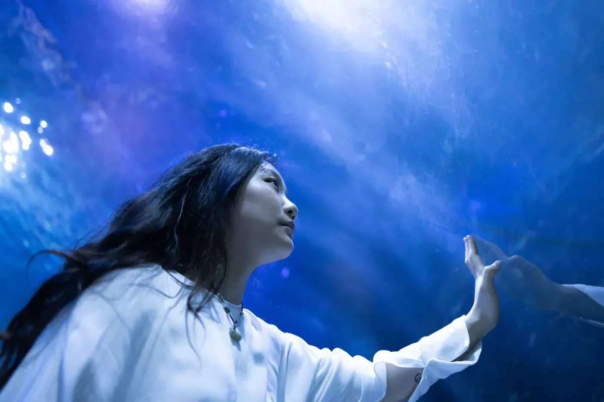 GettyImages-1321073274.jpg Woman making waves