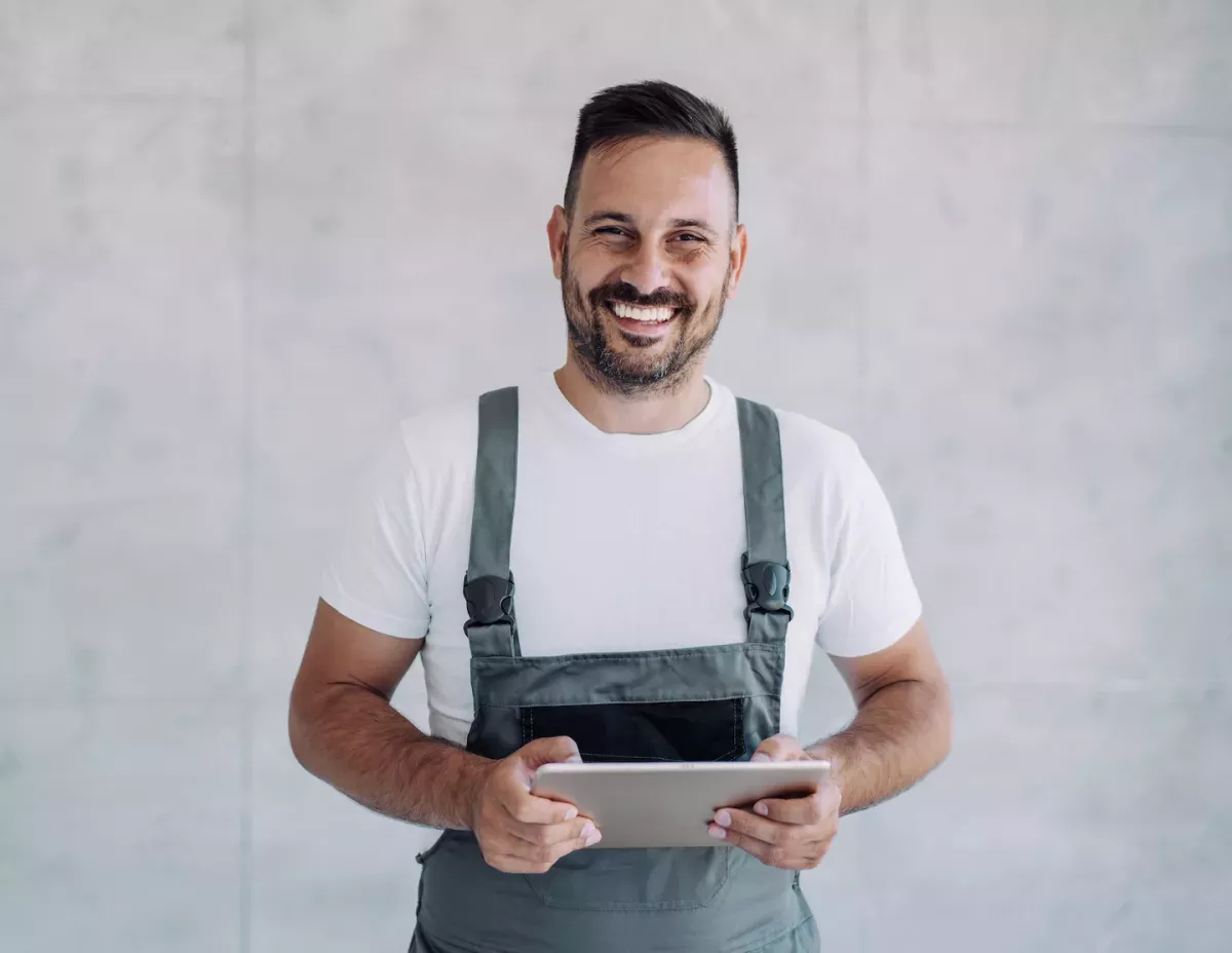 GettyImages-1406880319.jpg Mechanic holding a tablet