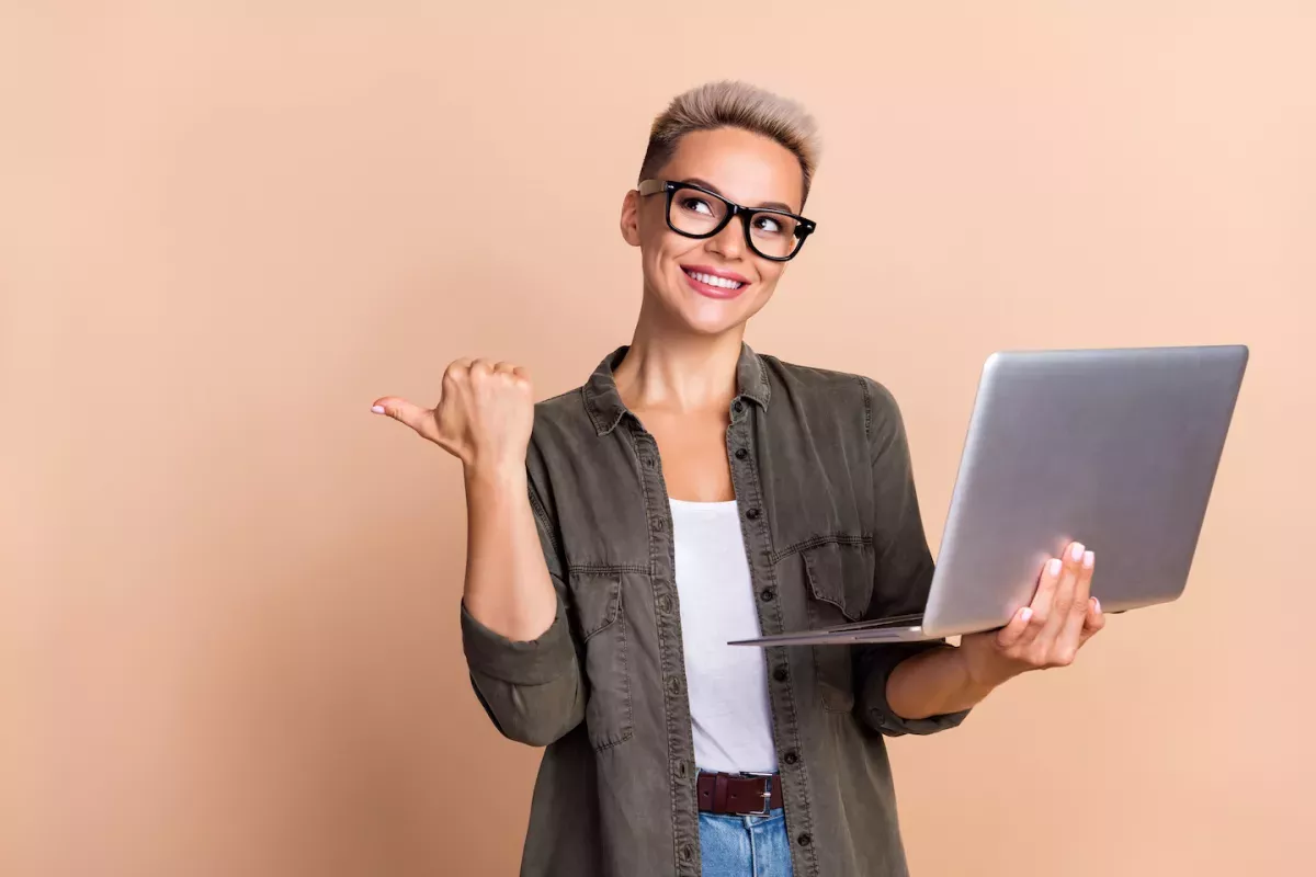 AdobeStock_601024911.jpeg smiling person holding a laptop