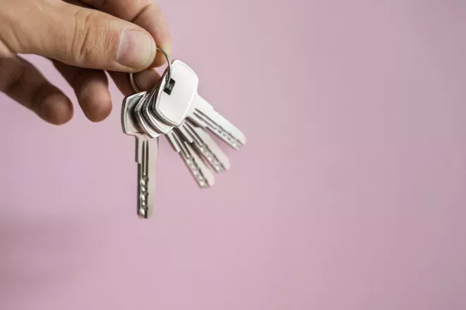 Person holding keys
