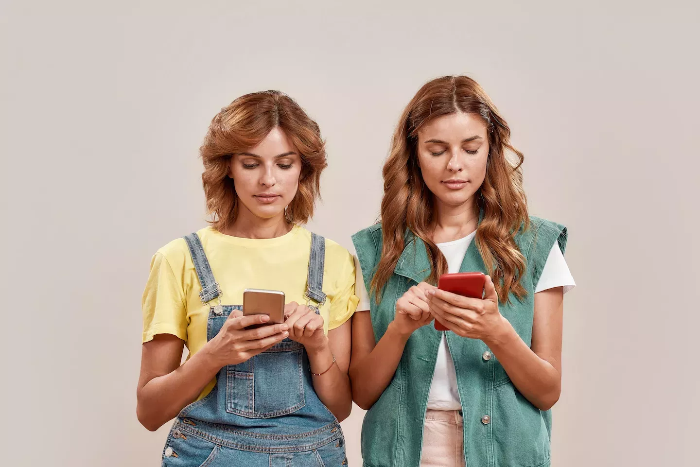 twins using phones twins using phones